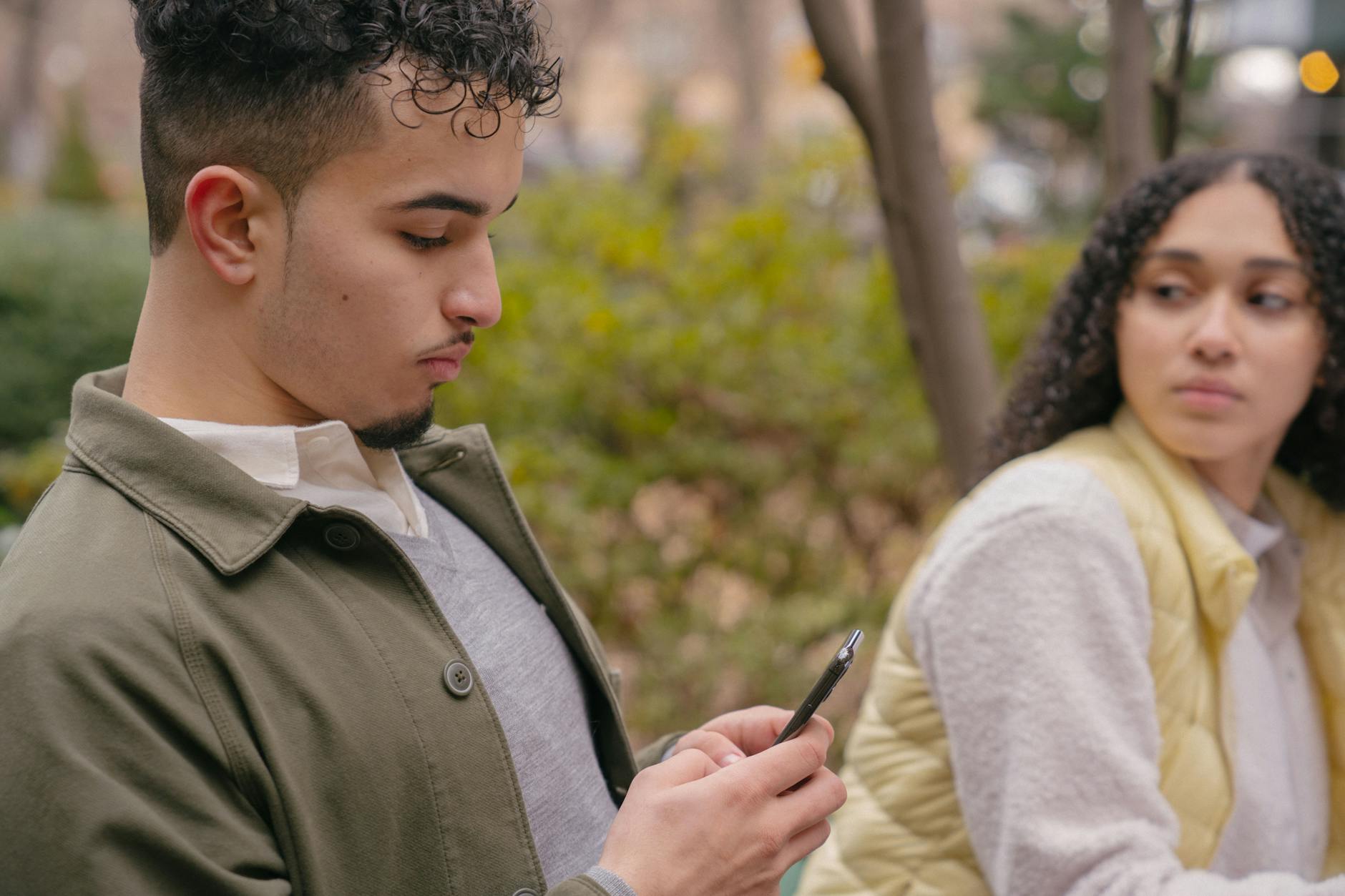 Jalousie et réseaux sociaux : pourquoi Instagram fragilise votre couple (et comment poser des règles saines)