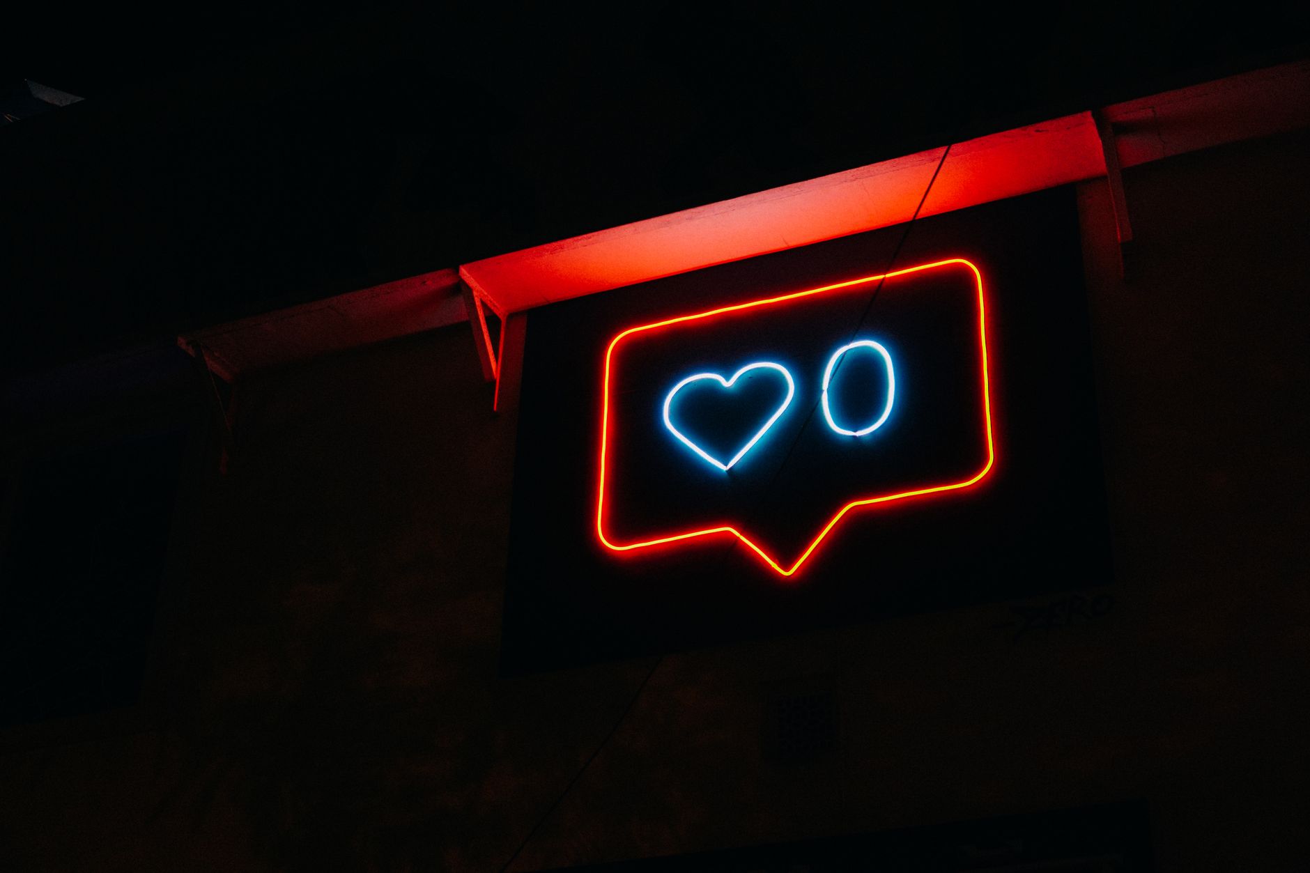 Micro-infidélités numériques : ces likes et DMs qui blessent sans qu'on ose le dire