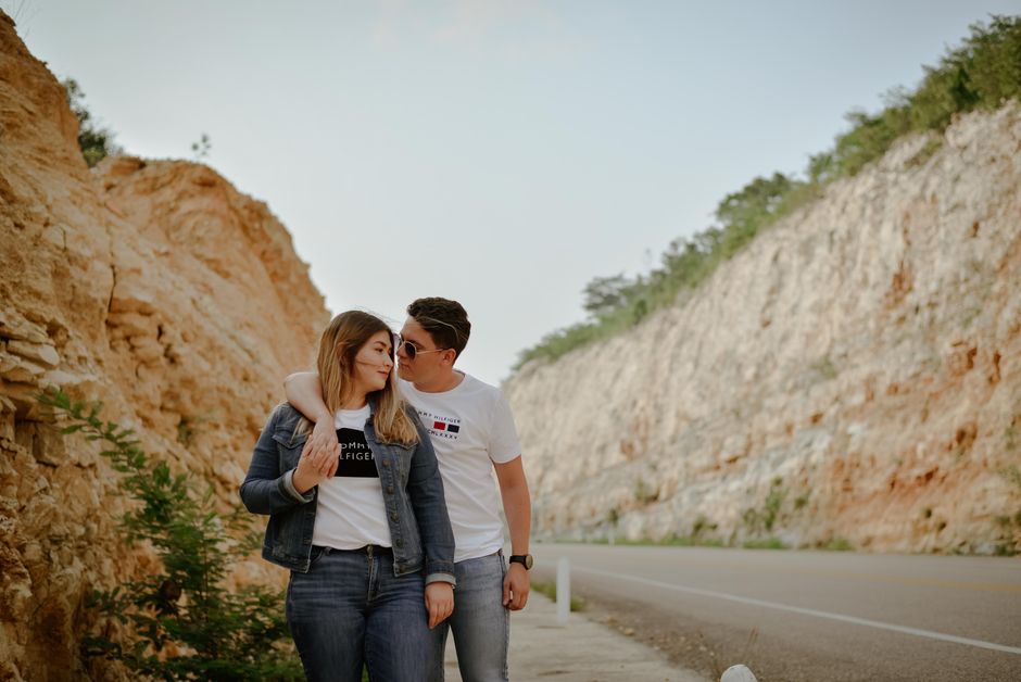 A couple embraces on a scenic road in Tuxtla Gutiérrez, Mexico.